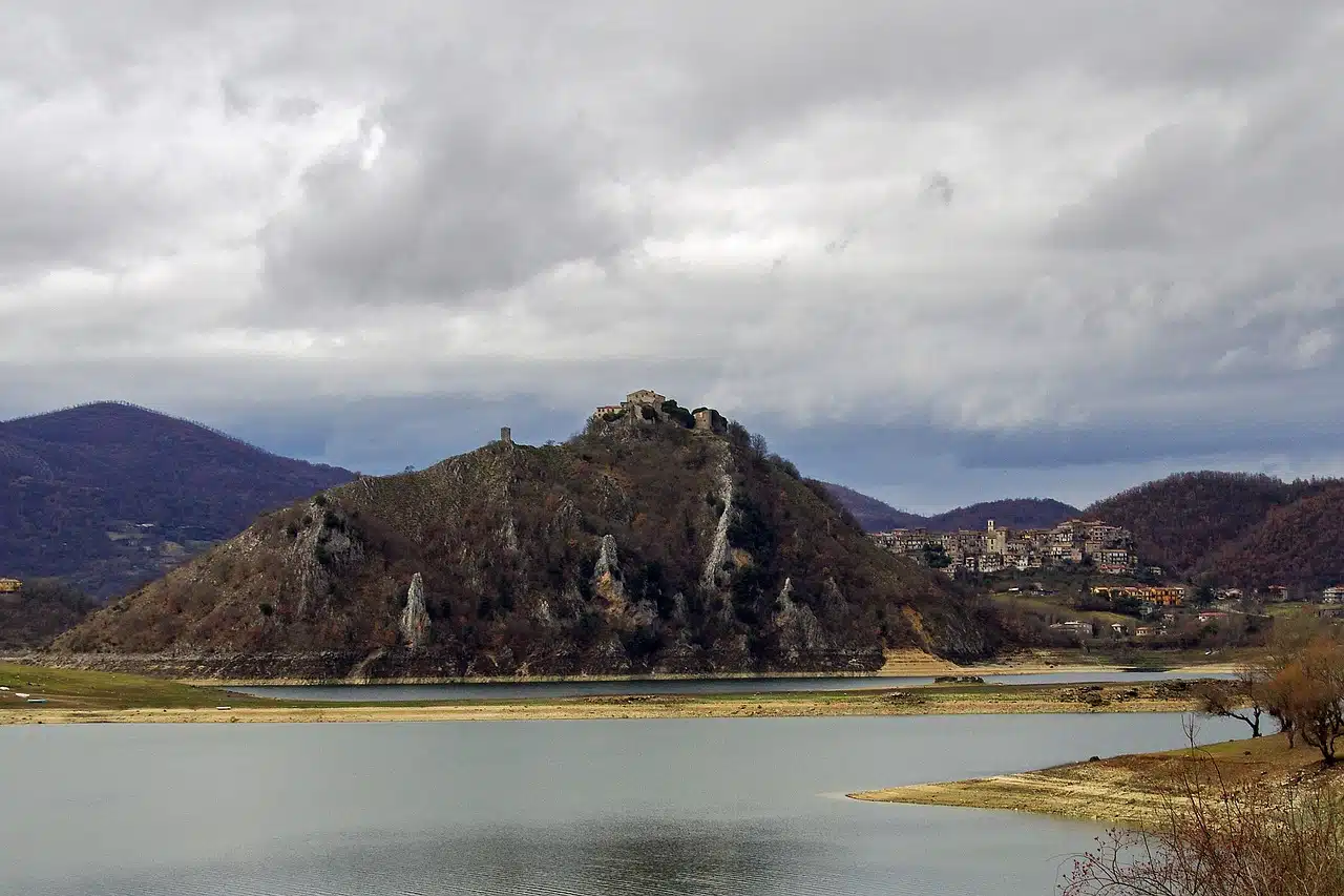 9Colonne | Il borgo retino sulla riva del lago del Turano